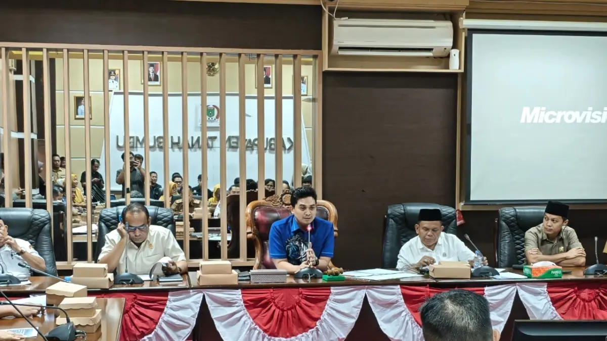 PIMPIN RAPAT: Ketua DPRD Tanah Bumbu Andrean Atma Maulani memimpin rapat gabungan komisi membahas pemadaman listrik bersama PT PLN (Persero), PT Air Minum Bersujud, dan pelaku UMKM di Kantor DPRD Tanah Bumbu, Selasa (4/8). (Foto: Zulqarnain/Radar Banjarmasin)