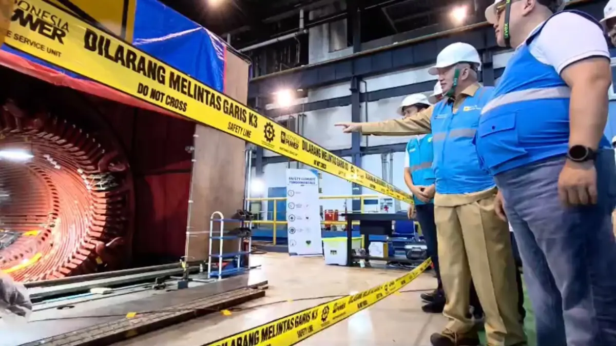 PENINJAUAN: Gubernur Kalimantan Selatan H Muhidin bersama unsur Forkopimda meninjau perbaikan generator di PLTU Asam-Asam, Kabupaten Tanah Laut, Selasa (4/8/2026). Dua unit pembangkit masih menjalani perbaikan akibat gangguan teknis. (Foto: Pemprov Kalsel untuk Radar Banjarmasin)