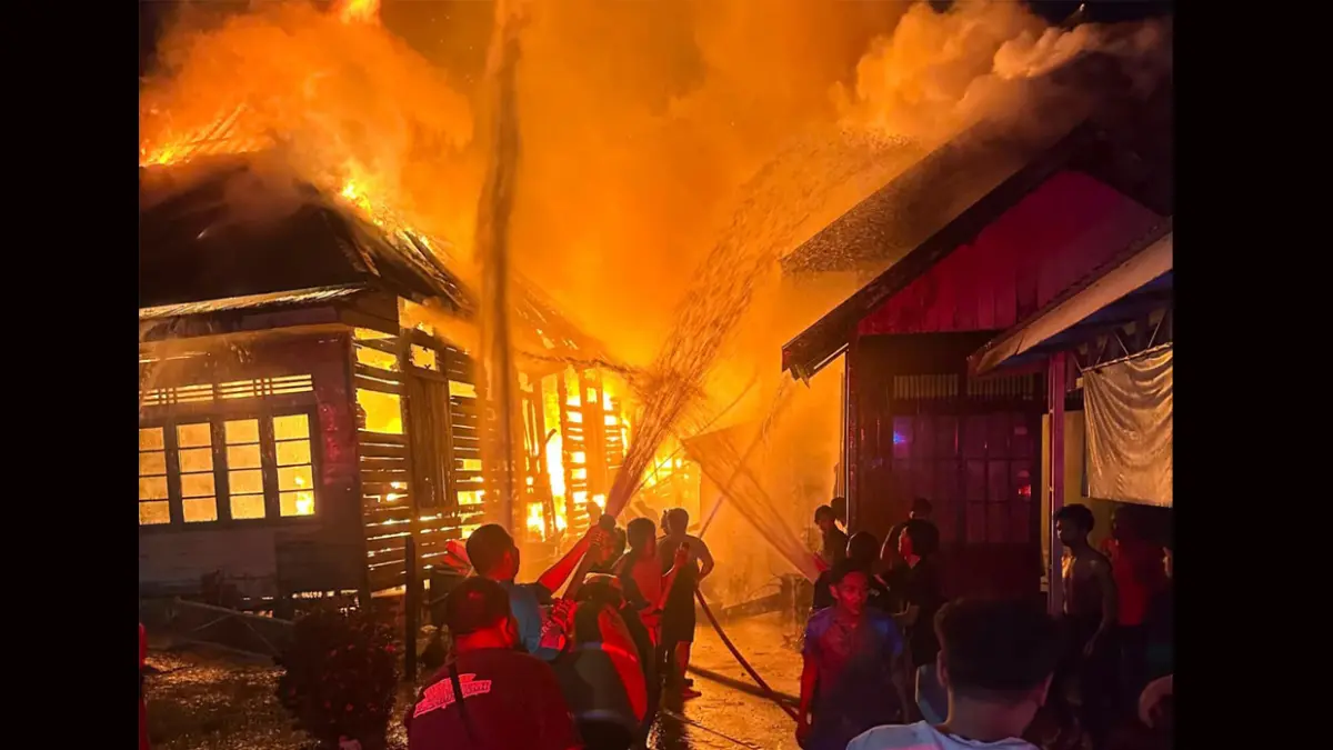 BERKOBAR: Petugas saat lakukan pemadaman dua rumah warga yang berkobar di Tumpang Talu, Kandangan Kota, Selasa (4/8/2026).