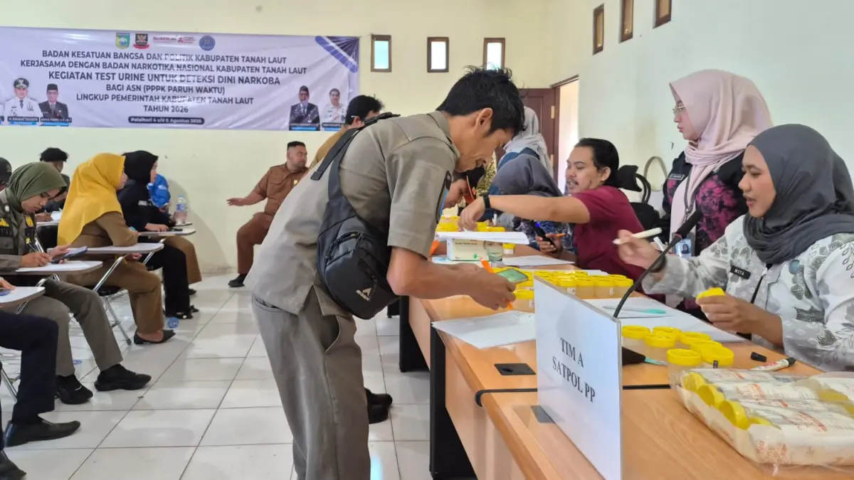 DETEKSI NARKOBA: Salah seorang PPPK Paruh Waktu di Pemkab Tala saat mengisi formulir untuk menjalani tes urine di Badan Kesbangpol Tala, Selasa (4/8/2026).