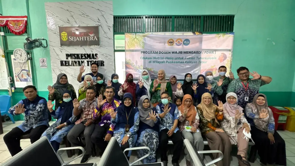 MOMEN: Tim Pengabdian kepada Masyarakat Fakultas Kedokteran dan Ilmu Kesehatan ULM bersama tenaga kesehatan dan kader Puskesmas Kelayan Timur berfoto bersama usai pelaksanaan workshop Program Nutrisi HELIO sebagai upaya memperkuat pendampingan pasien tuberkulosis.