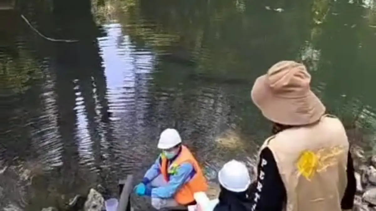 Jajaran DLH Tabalong saat mengambil sampel air di Sungai Jaing. (DLH Tabalong)