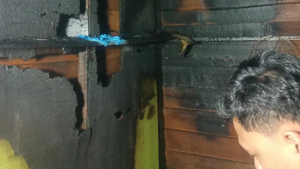KEBAKARAN: Petugas Damkar Hulu Sungai Utara memadamkan kebakaran rumah milik Masri di Desa Pulau Tambak, Kecamatan Amuntai Selatan, Selasa (4/8/2026). (Foto: Istimewa)