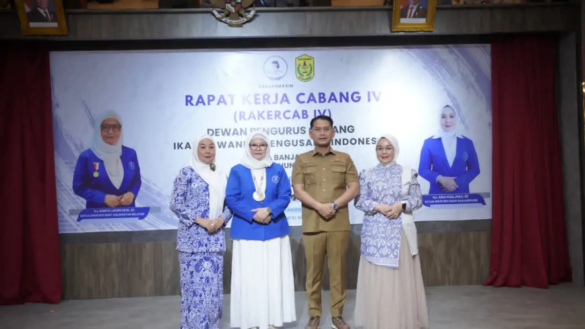 KOLABORASI: Wali Kota Banjarmasin, HM Yamin bersama Ketua DPD Iwapi Kalsel, Shinta Laksmi Dewi dan Ketua DPC Iwapi Banjamasin, Hj Aida Muslimah, serta Ketua TP PKK Banjarmasin, Neli Listriani.(Foto; Raudah Anisya/Radar Banjarmasin)&nbsp;
