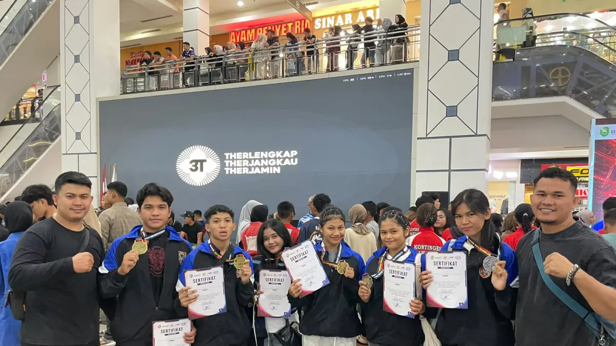 MEDALI: Para atlet Sambo pelajar Kalimantan Selatan bersama pelatih usai meraih enam medali pada Kejuaraan Nasional Open Gubernur Cup Sumatera Selatan 2026. (dok Dispora Kalsel)