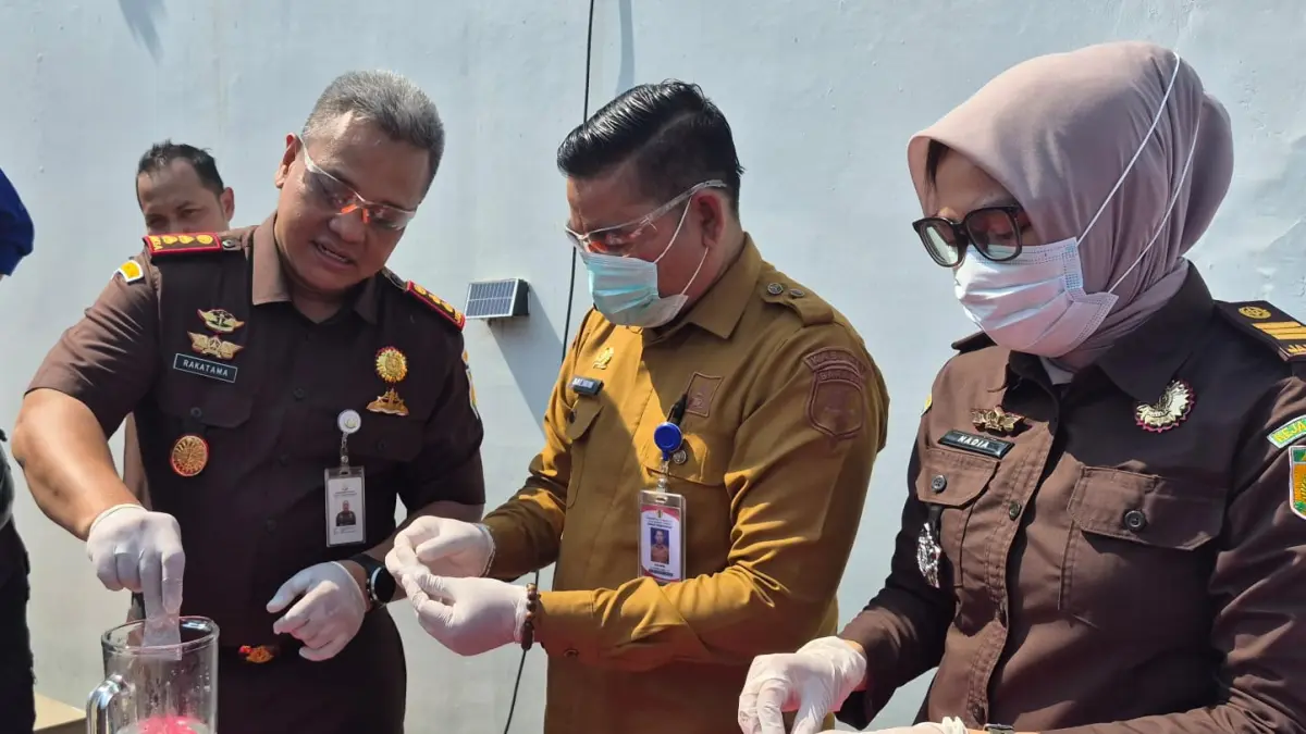 MUSNAHKAN: Kejari HST musnahkan barang bukti yang sudah inkrah.