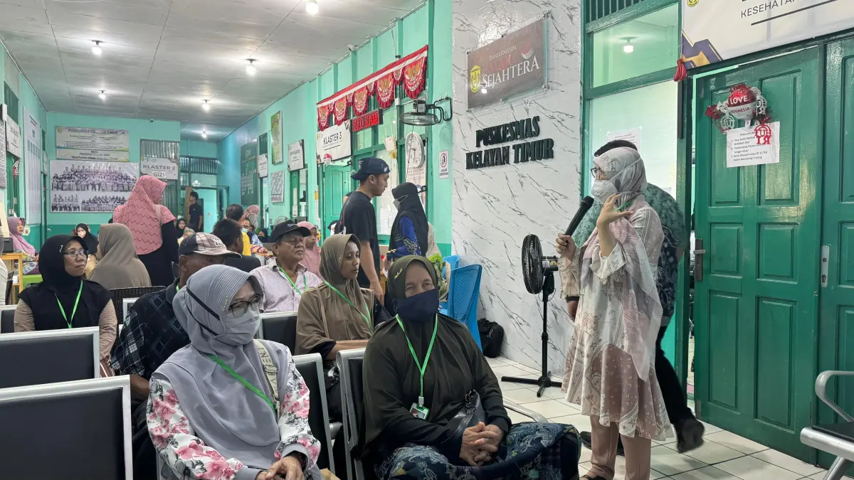 EDUKASI: Tim Pengabdian kepada Masyarakat Fakultas Kedokteran dan Ilmu Kesehatan ULM memberikan edukasi mengenai pentingnya nutrisi seimbang, kepatuhan minum obat antituberkulosis (OAT), serta perilaku hidup sehat kepada pasien TB melalui media booklet "Mentari Kelayan" dan Kartu HELIO-Monitor.
