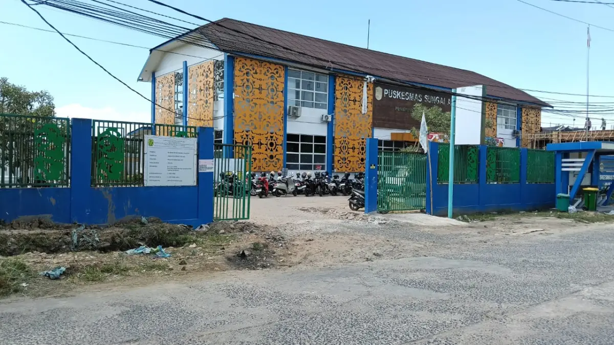 Papan informasi proyek pembangunan Puskesmas Sungai Andai kembali dipasang di bagian luar lokasi pekerjaan setelah sebelumnya sempat dipindahkan ke dalam karena roboh dua kali. (Bandiyah Marifah)