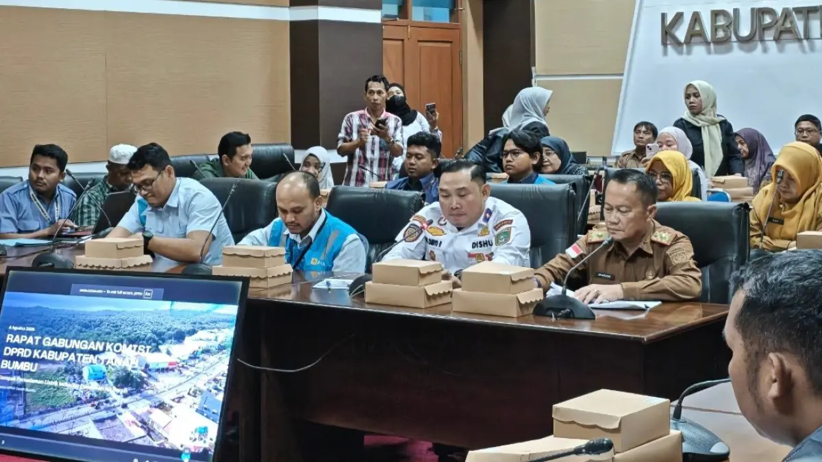 PEMAPARAN: Plt Direktur PT Air Minum Bersujud Dwi Dibyo Raharjo memaparkan dampak pemadaman listrik terhadap proses produksi dan distribusi air bersih dalam rapat bersama DPRD Tanah Bumbu, Selasa (4/8/2026).