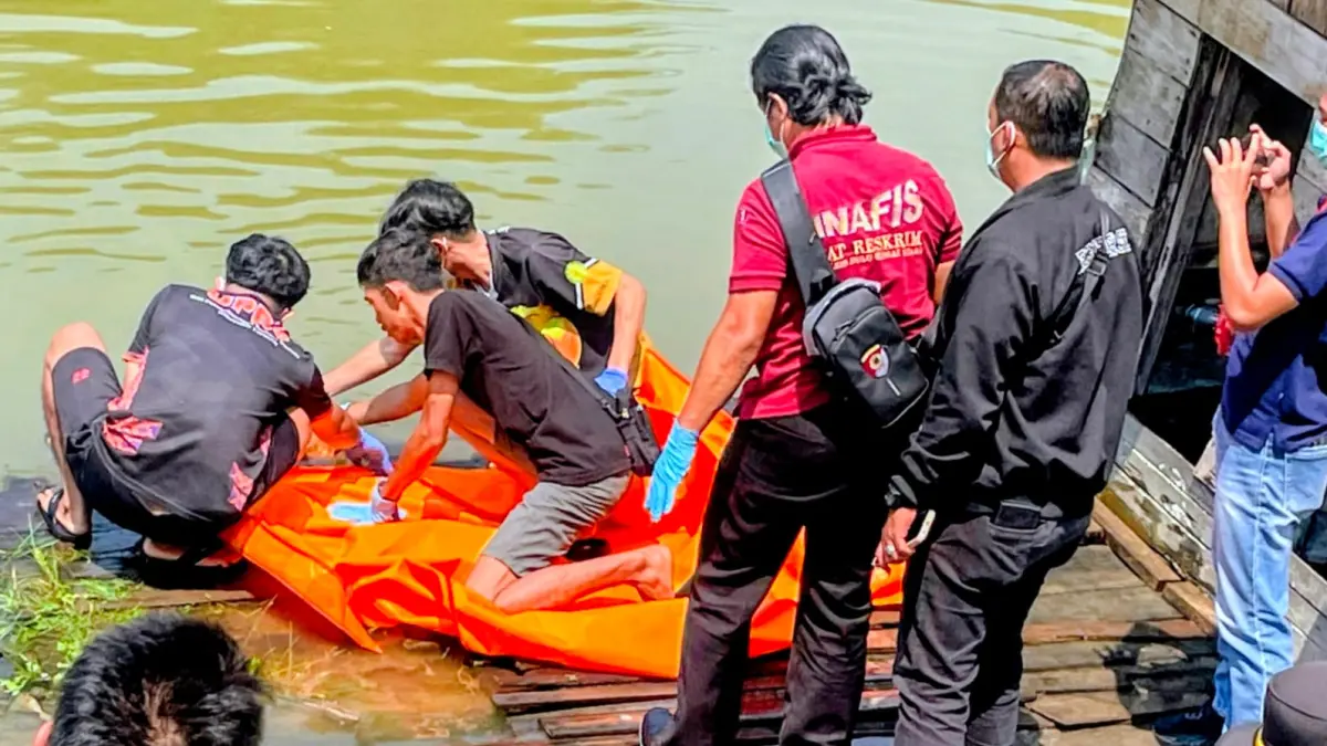 PENEMUAN: Petugas kepolisian mengevakuasi jasad bayi laki-laki yang ditemukan di aliran Sungai Negara, Desa Keramat, Kecamatan Amuntai Selatan, Selasa (4/8/2026). (Foto: M.Akbar)&nbsp;