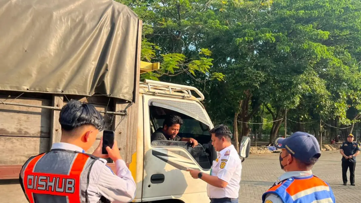 PENERTIBAN: Petugas Dishub Kota Banjarmasin bersama kepolisian saat melakukan penertiban angkutan barang dan truk bermuatan besar.(Foto: Umar untuk Radar Banjarmasin)
