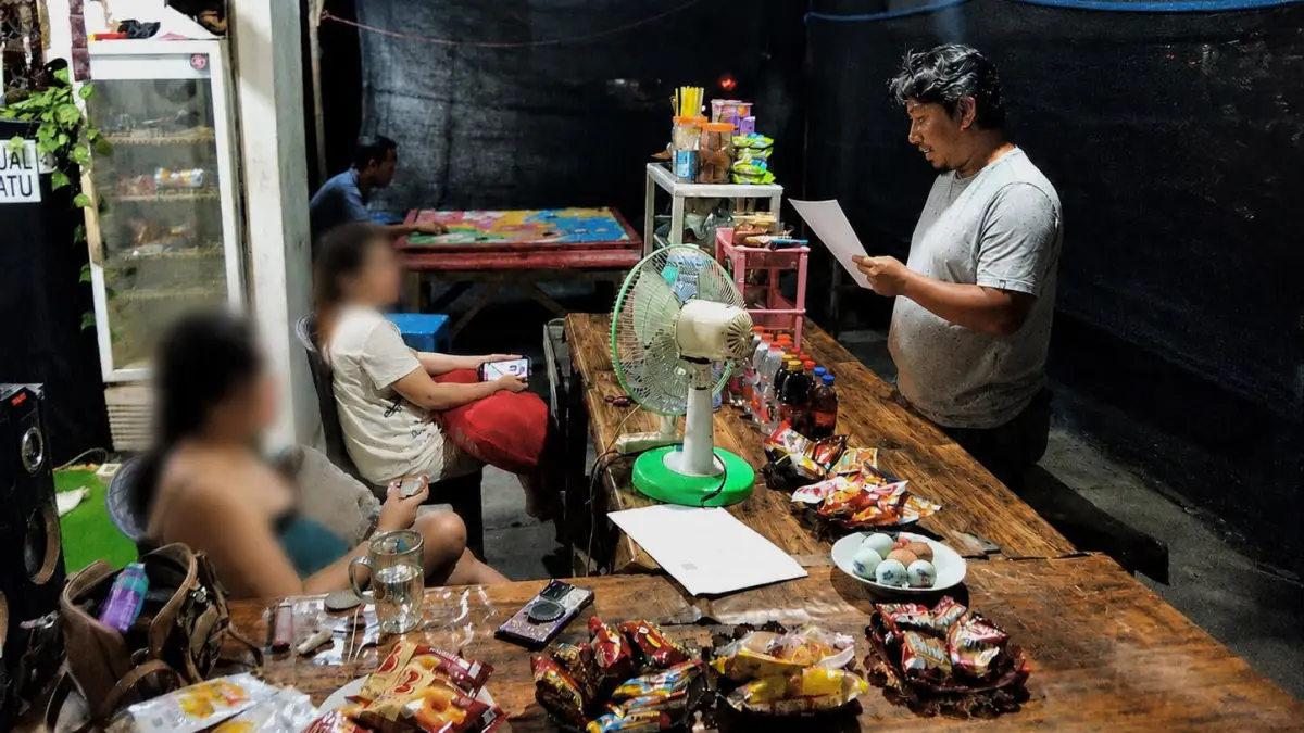 Petugas Satpol PP Kabupaten Banjar menyerahkan Surat Peringatan Pertama (SP-1) kepada pengelola warung kopi saat penertiban di Kecamatan Kertak Hanyar dan Desa Mali-Mali, Sabtu (1/8/2026). (SATPOL-PP KABUPATEN BANJAR)
