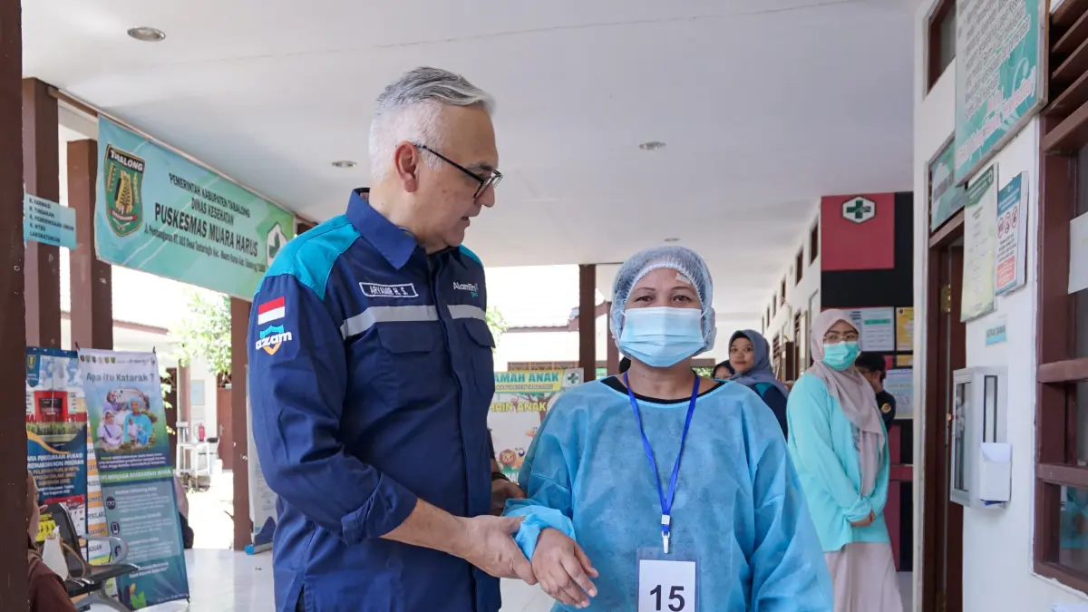 SATU CAHAYA: Department Head Government & External Relation PT MSW, R Aryamir Husein Sulasmoro menyapa pasien operasi katarak.