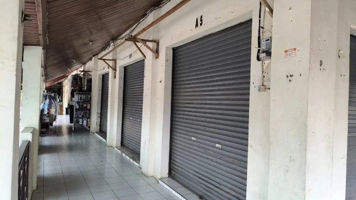 Suasana deretan toko di Pasar Paringin yang kini tampak sepi dari aktivitas jual beli akibat menurunnya jumlah pengunjung dan beralihnya kebiasaan belanja masyarakat ke sistem daring. (M Dirga/ Radar Banjarmasin)