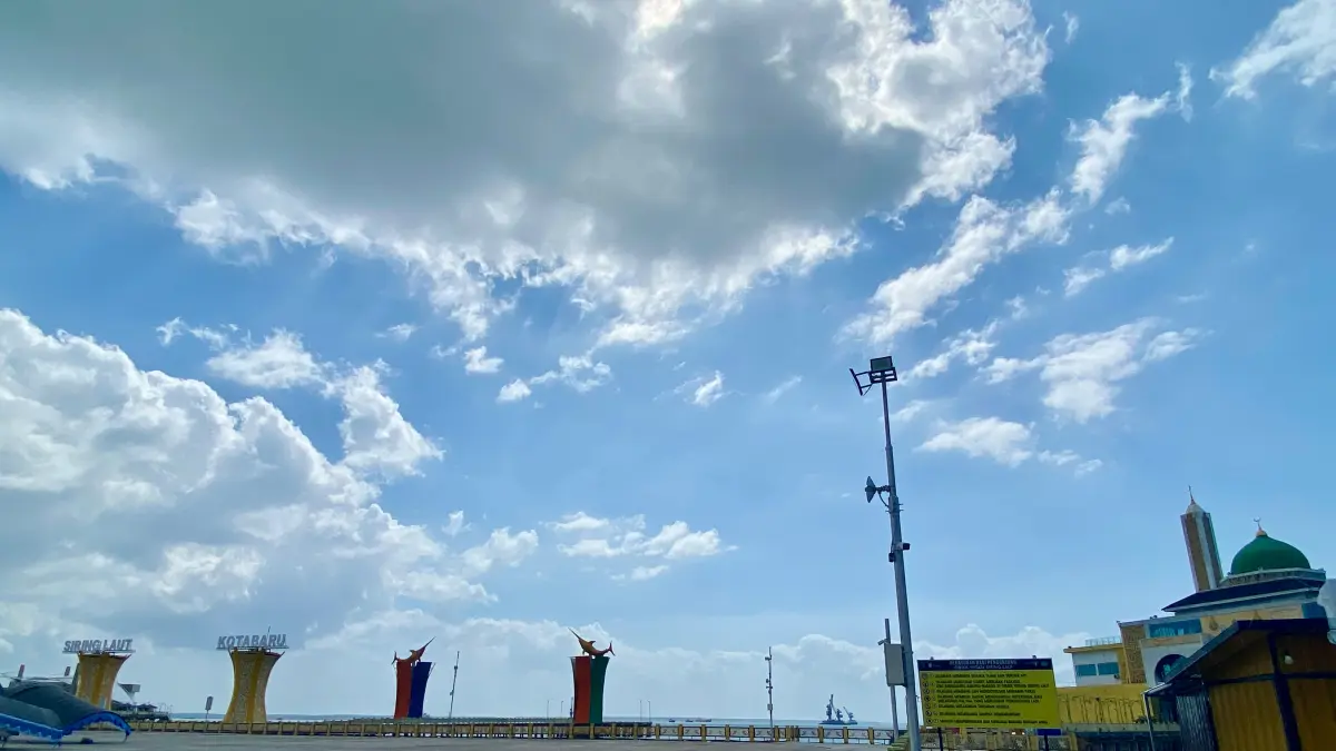TEMPAT WISATA: Suasana Siring Laut Kotabaru pada siang hari. (Foto: Jumain/ Radar Banjarmasin)&nbsp;