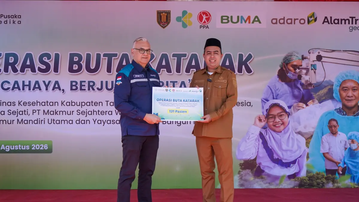 TERIMA BANTUAN: Wakil Bupati Kabupaten Tabalong, Habib Muhammad Taufani Alkaf menerima bantuan jumlah sasaran operasi katarak dari Deptermen Head Government & External Relation PT MSW, R Aryamir Husein Sulasmoro.
