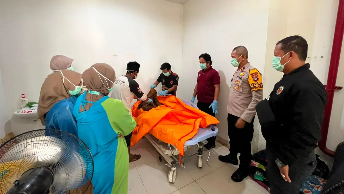 VISUM: Tim Identifikasi Polres Hulu Sungai Utara bersama dokter RSUD Pambalah Batung memeriksa jasad bayi laki-laki yang ditemukan mengapung di Sungai Negara, Selasa (4/8/2026). (Foto: Istimewa)