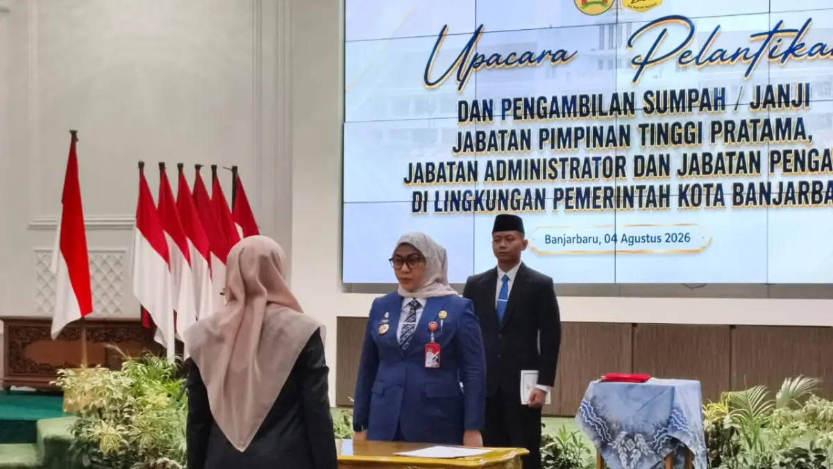 Wali Kota Banjarbaru, Lisa Halaby saat melantik pejabat di lingkungan Pemko Banjarbaru (Sheilla/ Farazela/Radar Banjarmasin)
