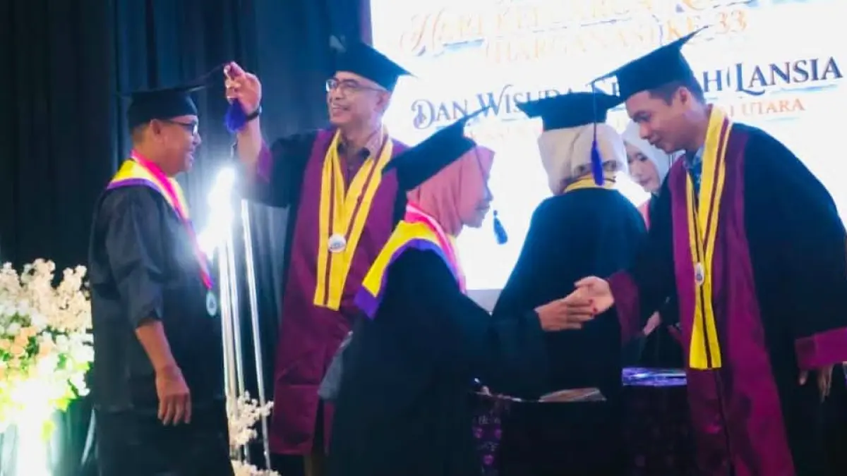 WISUDA: Wakil Bupati Kabupaten HSU, Hero Setiawan menyerahkan penghargaan kepada peserta Wisuda Sekolah Lansia pada Peringatan Hari Keluarga Nasional (Harganas) ke-33 di Aula Idham Chalid, Amuntai. (Foto: Pemkab HSU)