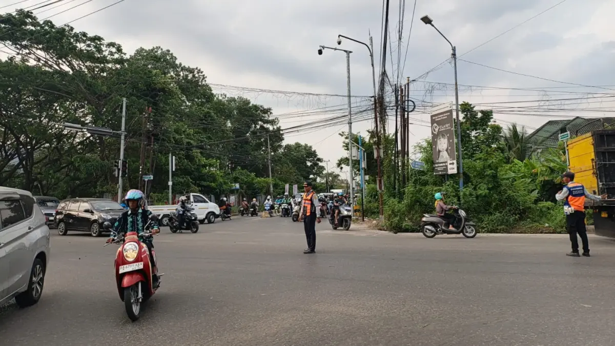 ATUR PERSIMPANGAN: Pemadaman listrik bergilir membuat traffic light di sejumlah titik di Kota Banjarmasin ikut terdampak. Personel Dishub Banjarmasin ditempatkan guna mengatur arus lalu lintas. (Wasdal Dishub Banjarmasin untuk Radar Banjarmasin)