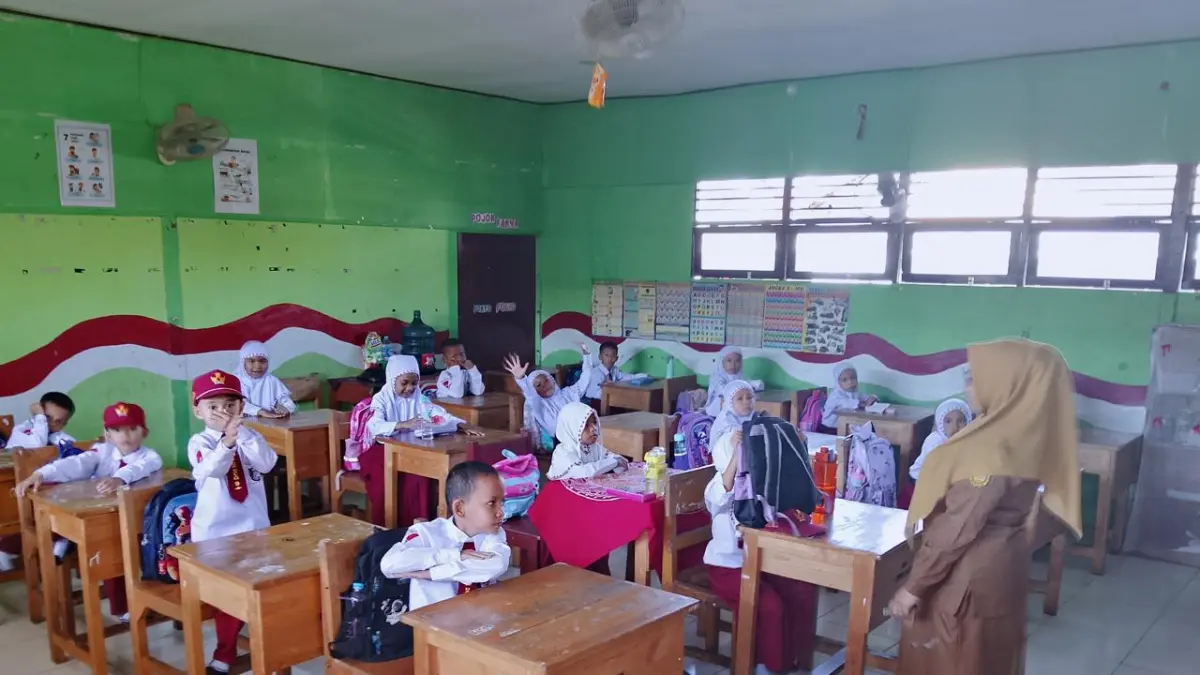 BELAJAR: Satu siswa SDN Teluk Dalam 10 yang diterima pada PPDB 2026 digabung dengan siswa SDN Teluk Dalam 9.(Foto: Endang Syarifuddin/Radar Banjarmasin)