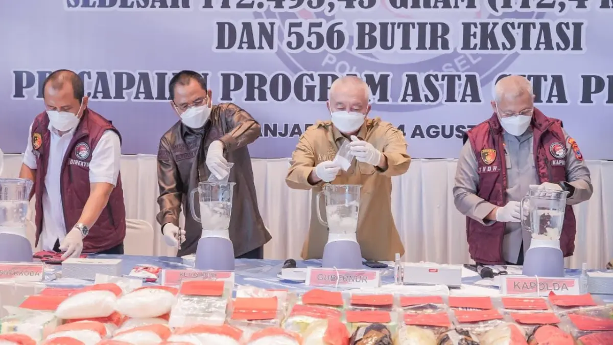 BERANTAS NARKOBA: Ketua DPRD Kalsel, H Supian HK (dua dari kiri) dan Gubernur Kalsel, H Muhidin (dua dari kanan) bersama Kapolda Kalsel, Irjen Pol Rosyanto Yudha Hermawan (paling kanan) memblender barang bukti sabu dan ekstasi di 