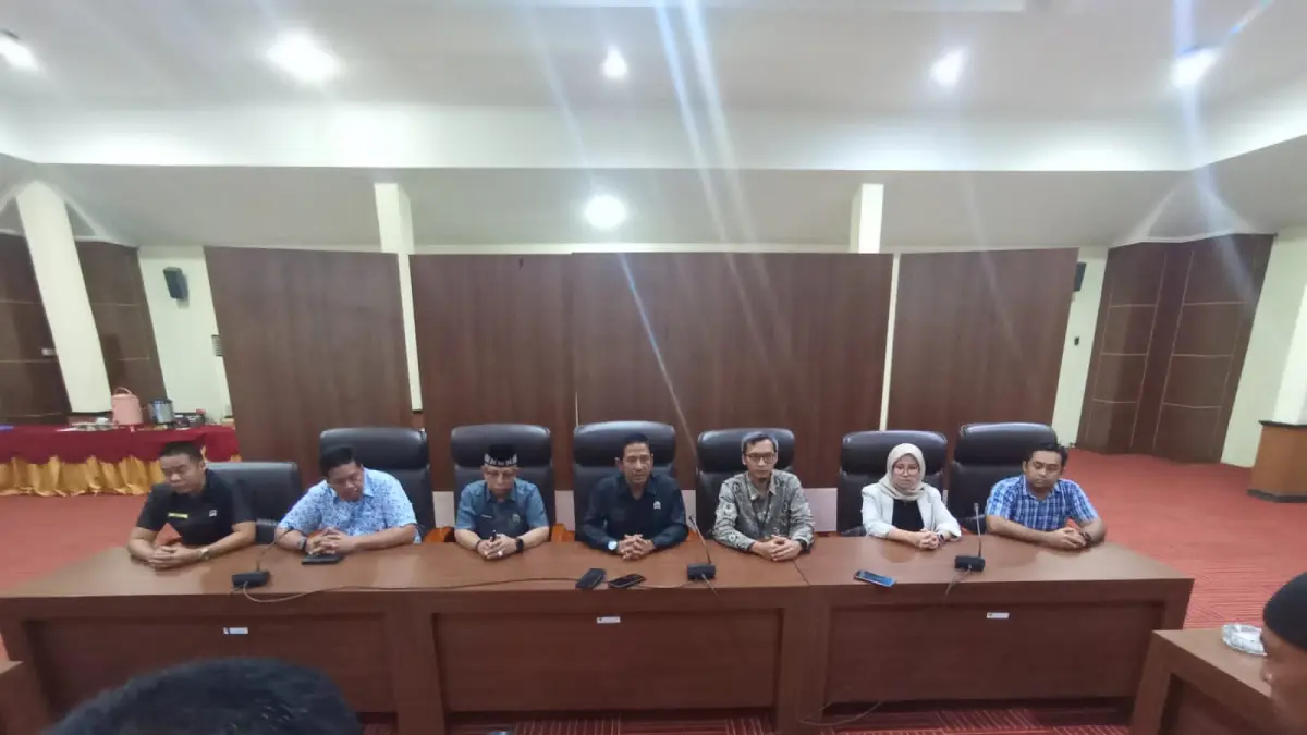 BERI KETERANGAN: Ketua DPRD Tapin, Achmad Riduan Syah bersama jajaran, serta Manager PLN UP3 Barabai, Izbet Alighorky dan jajaran memberikan keterangan terkait pemadaman listrik bergilir usai Rapat Dengar Pendapat (RDP), Rabu (5/8/2026).(Foto:Rasidi Fadli/Radar Banjarmasin)