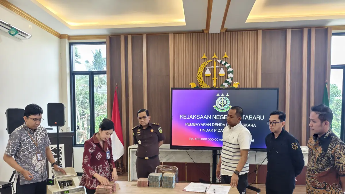 DENDA: Proses penyetoran uang dua terpidana ke kas negara melalui pengacara ke kejaksaan. (Foto: Humas Kejaksaan Kotabaru)&nbsp;