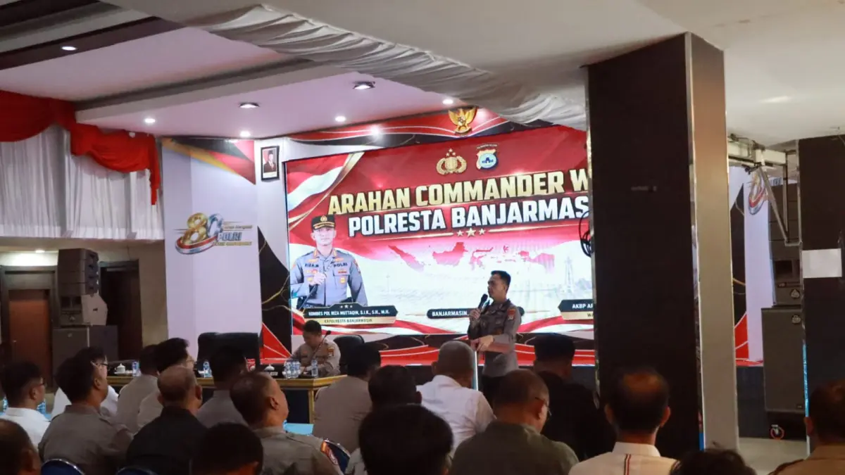 Kapolresta Banjarmasin Kombes Pol Riza Muttaqin memberikan arahan perdana kepada personel di Aula Bhayangkari Mathilda Batlayeri.//humas untuk radar banjarmasin