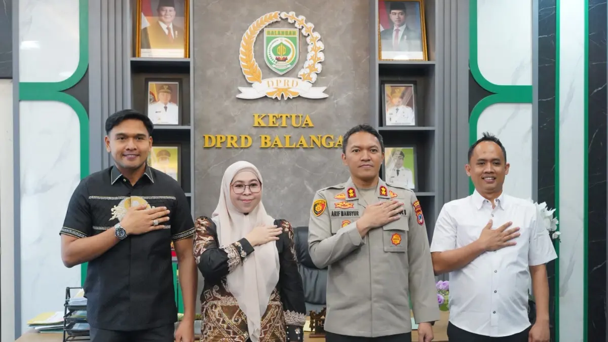 KUNJUNGAN PERDANA: Ketua DPRD Kabupaten Balangan, Hj Lindawati bersama dua wakil ketua dewan saat menyambut kedatangan Kapolres Balangan, AKBP Arif Mansyur Supartono di ruang kerja pimpinan, Rabu (5/8/2206).(Foto: Humas DPRD Balangan)&nbsp;