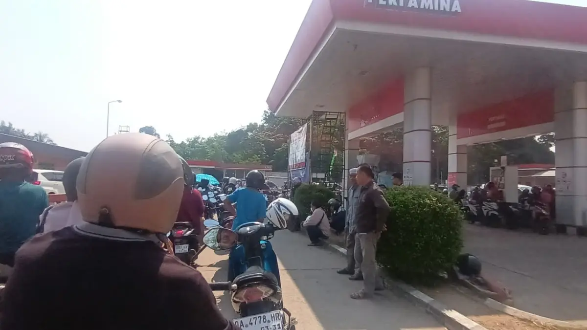 LONGGAR : Antrean pembelian pertalite di SPBU di Tabalong.&nbsp;


(Foto &nbsp;: Ibnu Dwi Wahyudi/ Radar Banjarmasin)