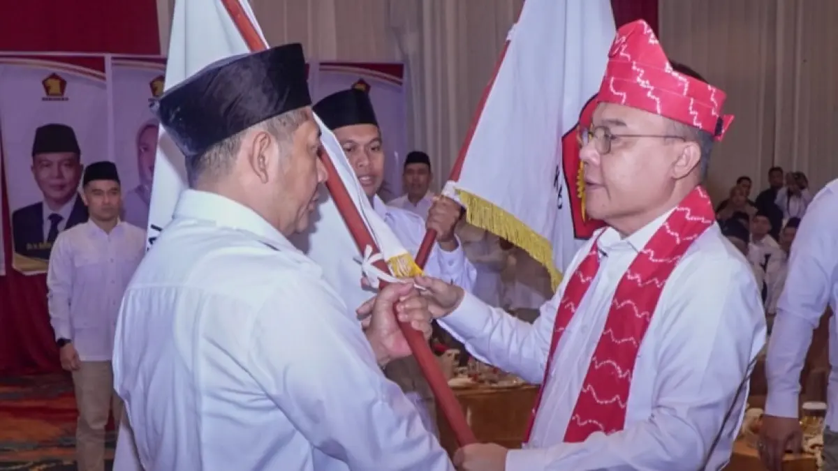 MANDAT: Bupati Hulu Sungai Tengah Samsul Rizal menerima mandat sebagai Ketua DPC Partai Gerindra Hulu Sungai Tengah seusai resmi bergabung dengan partai berlambang kepala garuda tersebut. (Foto: Instagram @bangrizalhst)