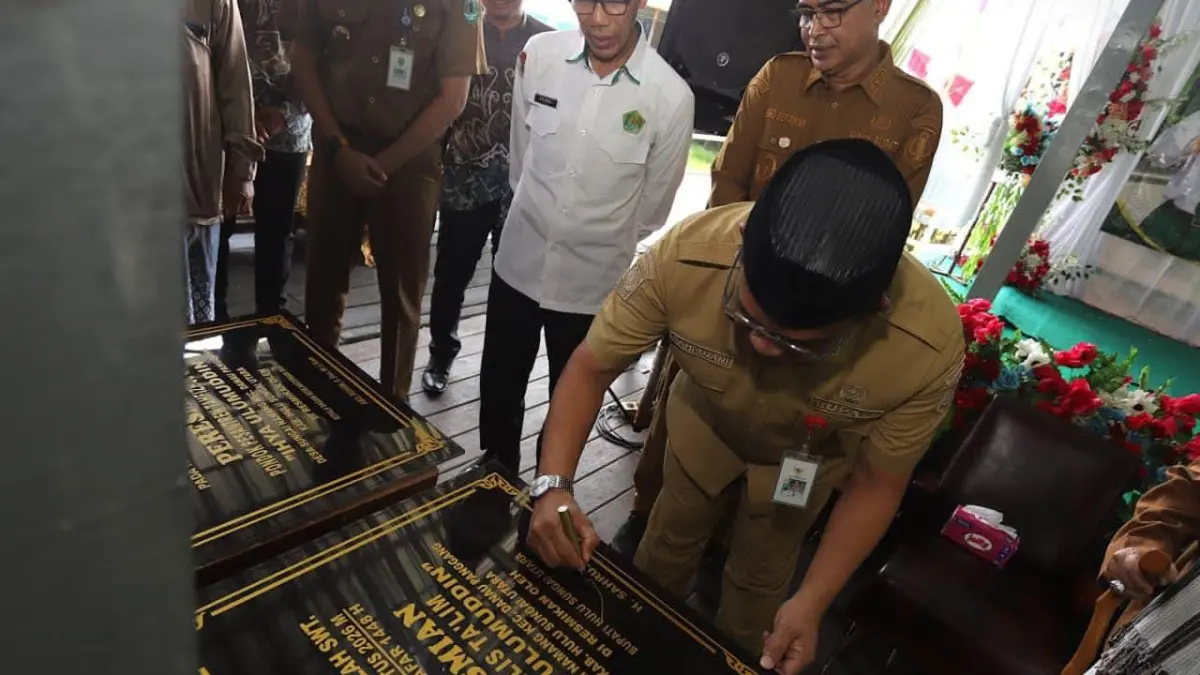 MOMEN: Bupati HSU, H Sahrujani didampingi Wakil Bupati HSU, Hero Setiawan meresmikan perubahan nama MI Ihya Ulumuddin di Desa Sungai Namang, Kecamatan Danau Panggang, Selasa (4/8/2026). (Foto: Pemkab HSU)&nbsp;