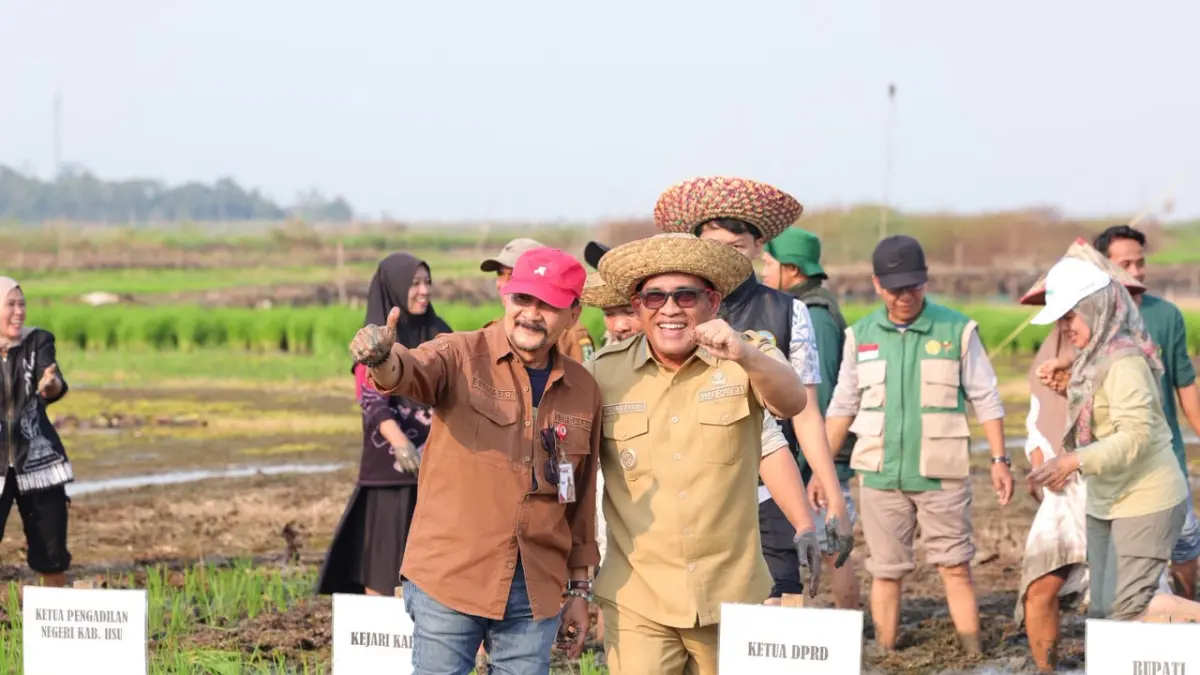 MOMEN: Bupati HSU, H Sahrujani foto bersama dengan Kadis Pertanian Kalsel, Syamsir Rahman usai melakukan tanam padi bersama di Desa Sungai Durait Hilir, Kecamatan Babirik, Selasa (4/8/2026). (Foto: Pemkab HSU)&nbsp;