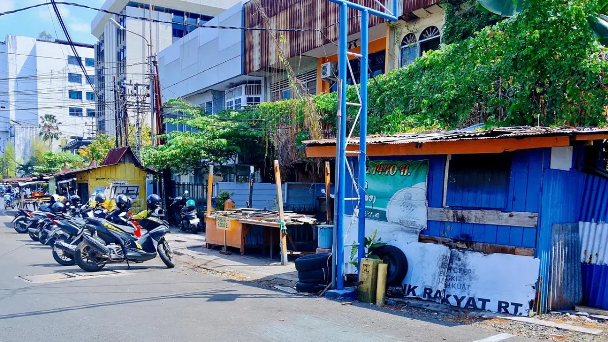 Pedagang koran di kawasan Jalan BRI berharap penertiban disertai solusi agar tetap bisa berjualan dan mencari nafkah. (Endang Syarifuddin/Radar Banjarmasin).