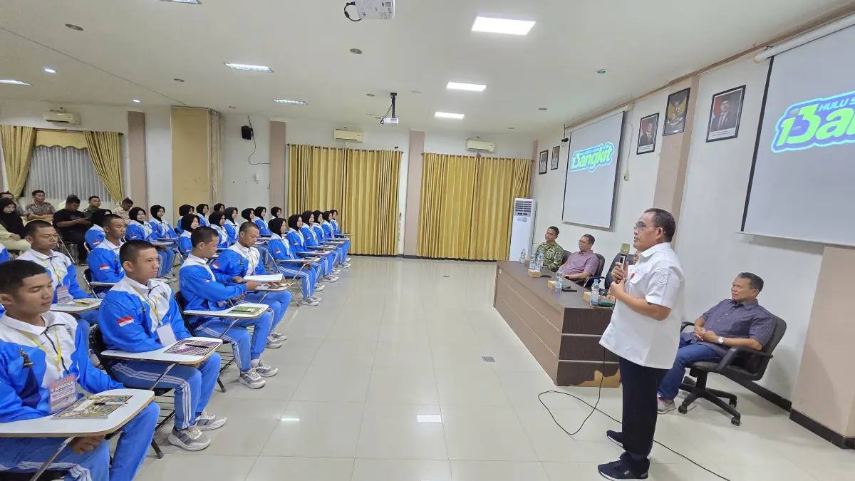 PEMBEKALAN: Bupati Hulu Sungai Utara H. Sahrujani memberikan motivasi kepada 36 calon Paskibraka HSU Tahun 2026 saat pembekalan di Kompleks Perkantoran BKPSDM HSU menjelang pelaksanaan tugas pada HUT Ke-81 Kemerdekaan RI. (Foto: M Akbar)
