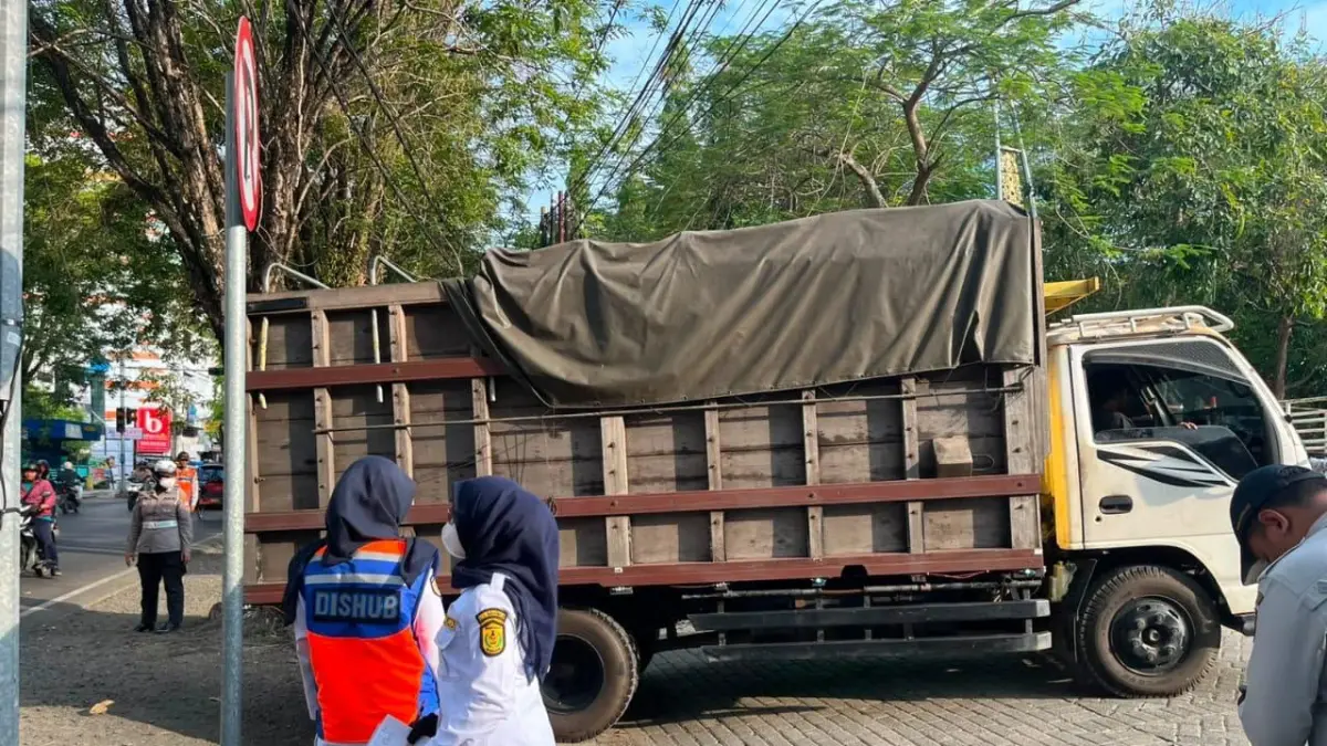 Petugas Dishub Kota Banjarmasin melakukan pemeriksaan angkutan barang. Dishub Banjarmasin mewacanakan gerbang digital berbasis CCTV untuk memperketat pengawasan kendaraan angkutan barang dan ODOL. (Endang Syarifuddin/Radar Banjarmasin)