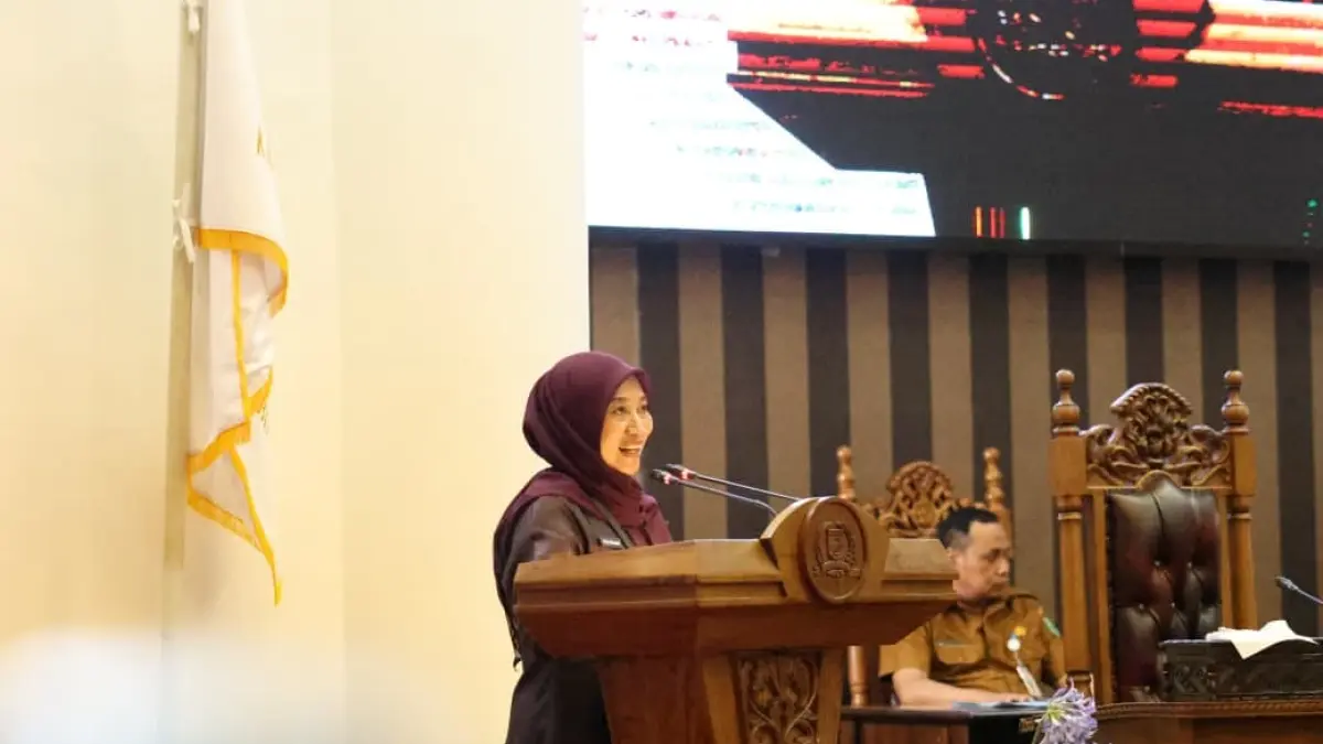 POSTUR APBD: Sekretaris Daerah Tanah Bumbu Yulian Herawati menyampaikan perubahan postur APBD 2026 dalam rapat paripurna DPRD Tanah Bumbu. (Foto: Prokopim Tanah Bumbu untuk Radar Banjarmasin)