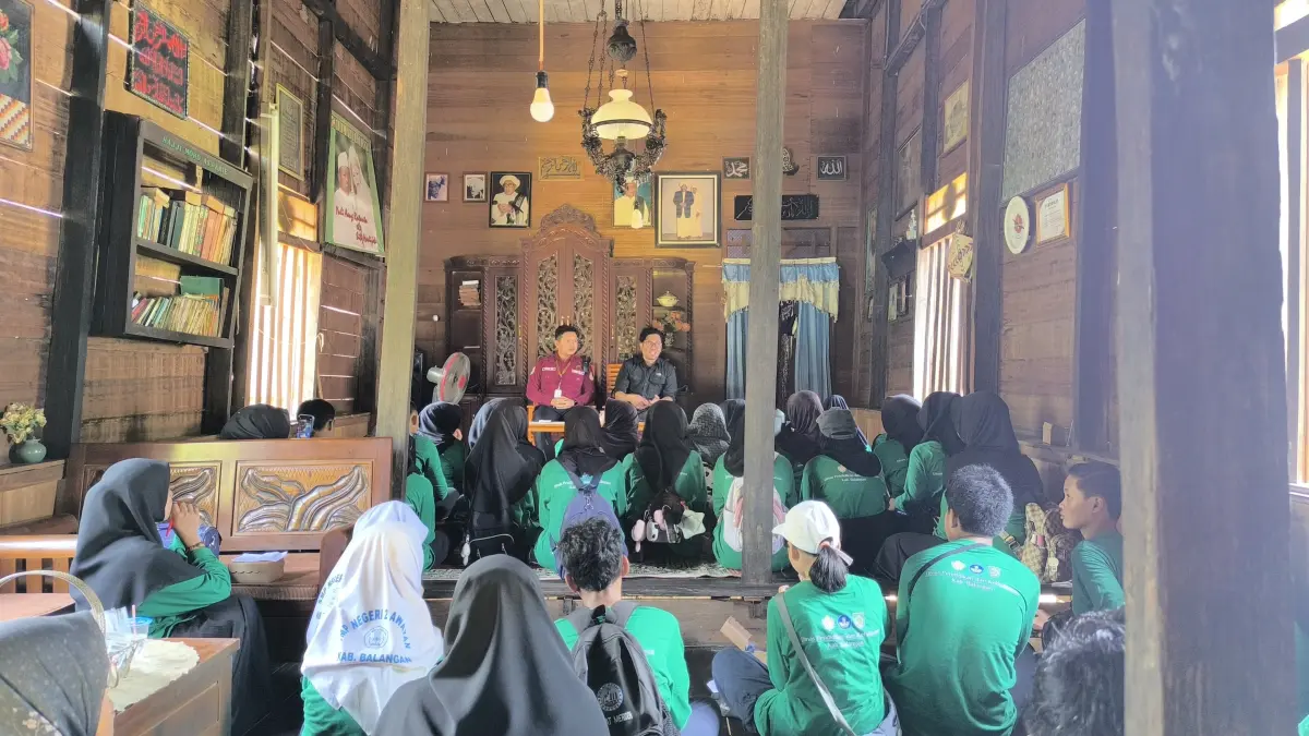 Ratusan siswa tingkat SMP saat mendengarkan cerita sejarah secara langsung di salah satu kawasan situs peninggalan Kabupaten Balangan, Rabu (5/8). (M Dirga/ Radar Banjarmasin)