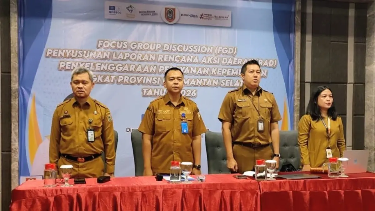 Sekretaris Dispora Kalimantan Selatan, Denny Saputra, didampingi Kepala Bidang Pemberdayaan Pemuda Budiono saat membuka Rapat Rencana Aksi Daerah (RAD) Pelayanan Kepemudaan Provinsi Kalimantan Selatan Tahun 2026 di Banjarmasin. (M Idris Jian Sidik)