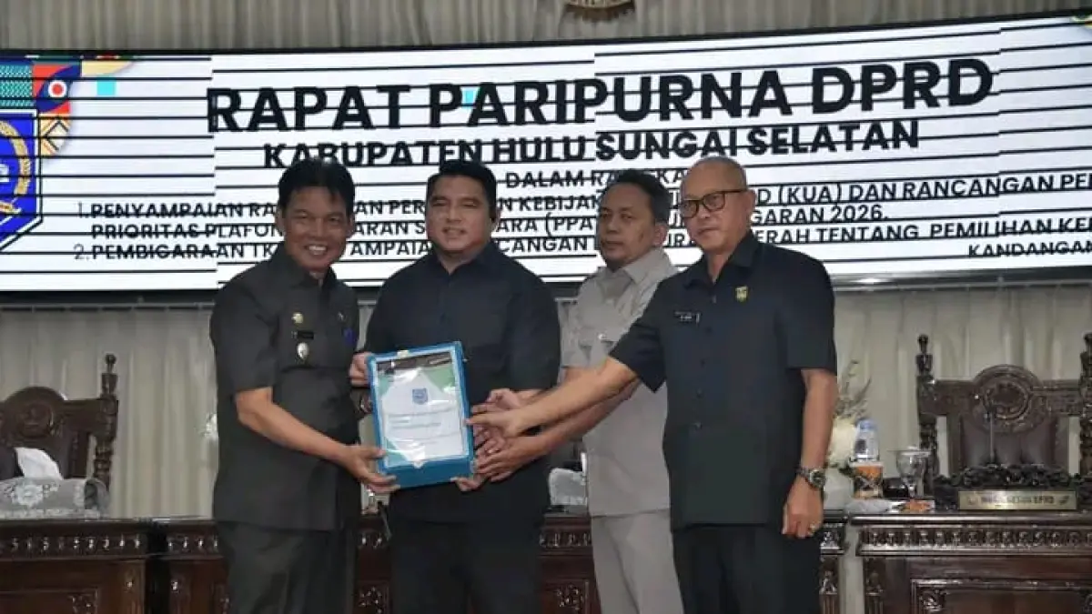 TERIMA: DPRD HSS terima Dokumen Raperda Pemilihan Kepala Desa dari Wakil Bupati HSS. (Foto: PROKOPIM HSS)&nbsp;
