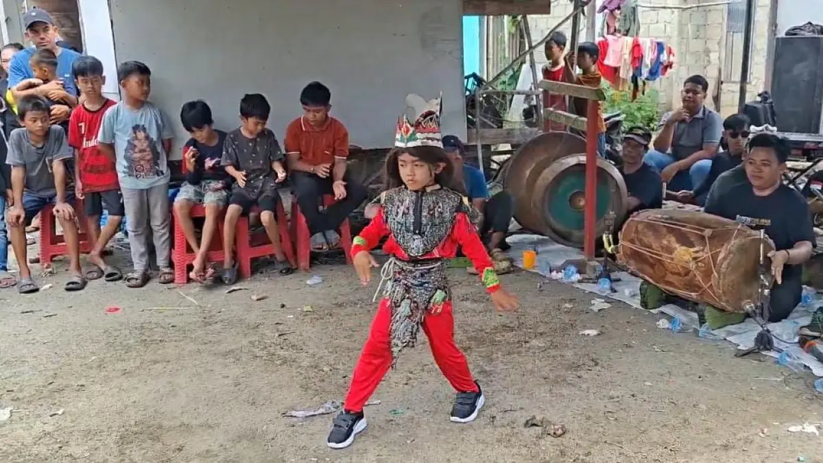 TERUS LESTARIKAN: Sanggar Raden Sanjaya di Desa Tangkawang Kecamatan Bakarangan terus lestarikan kesenian kuda gepang.
Foto Firman