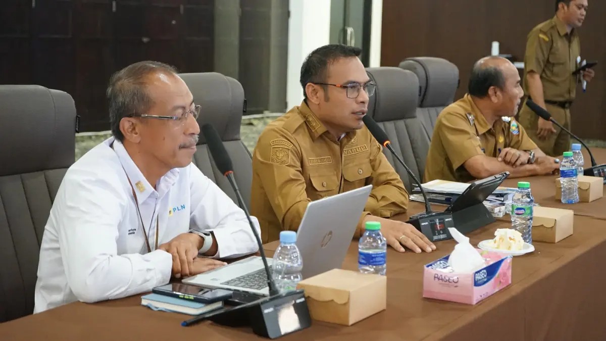 Wabup Syairi beserta jajarannya duduk bersama membahas solusi listrik di Limbur dan Hulu Sampanahan.&nbsp;(Prokopim Setda Kotabaru)
