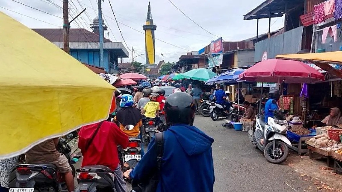 Aktivitas pedagang di kawasan Pasar Lama Banjarmasin. Penataan dan penertiban kawasan tersebut segera dilakukan secara bertahap.(Foto: Endang Syarifuddin/Radar Banjarmasin)