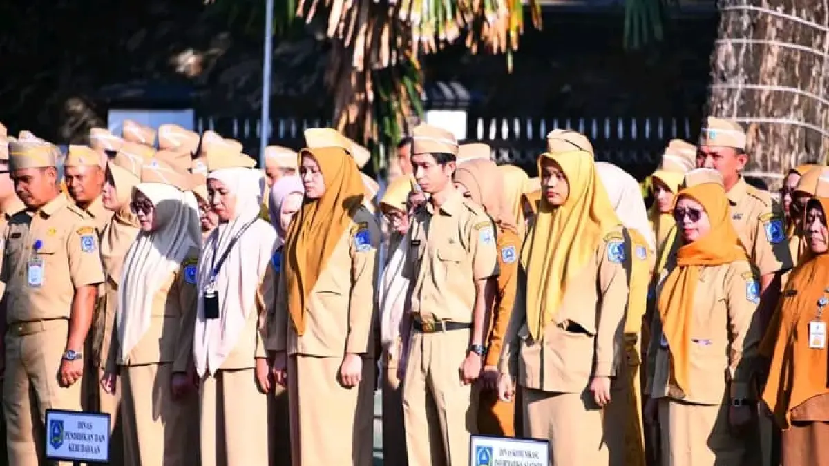 ASN Kabupaten HSS saat apel di halaman kantor Sekretariat Daerah. (KOMINFO HSS)