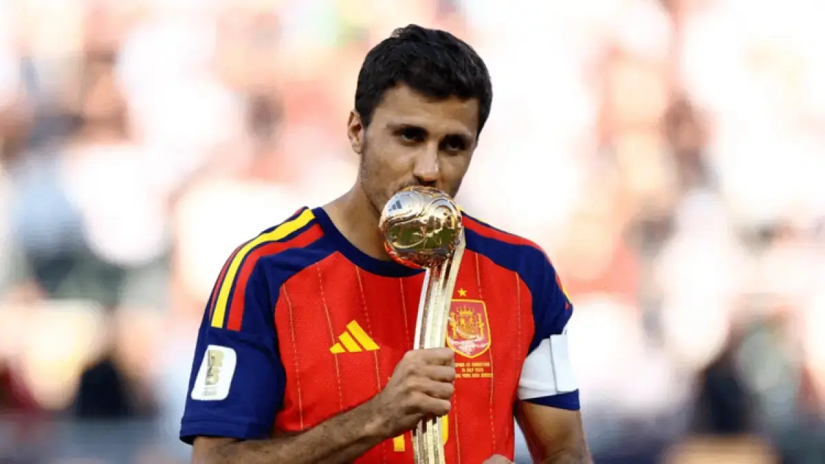 BERSAING: Barcelona dikabarkan ikut memburu Rodri dari Manchester City. Real Madrid kini memiliki pesaing baru dalam perburuan gelandang Spanyol itu.&nbsp;