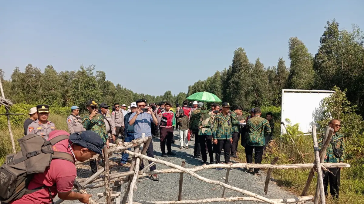 BONGKAR: Portal yang terpasang di tengah jalan di bongkar.