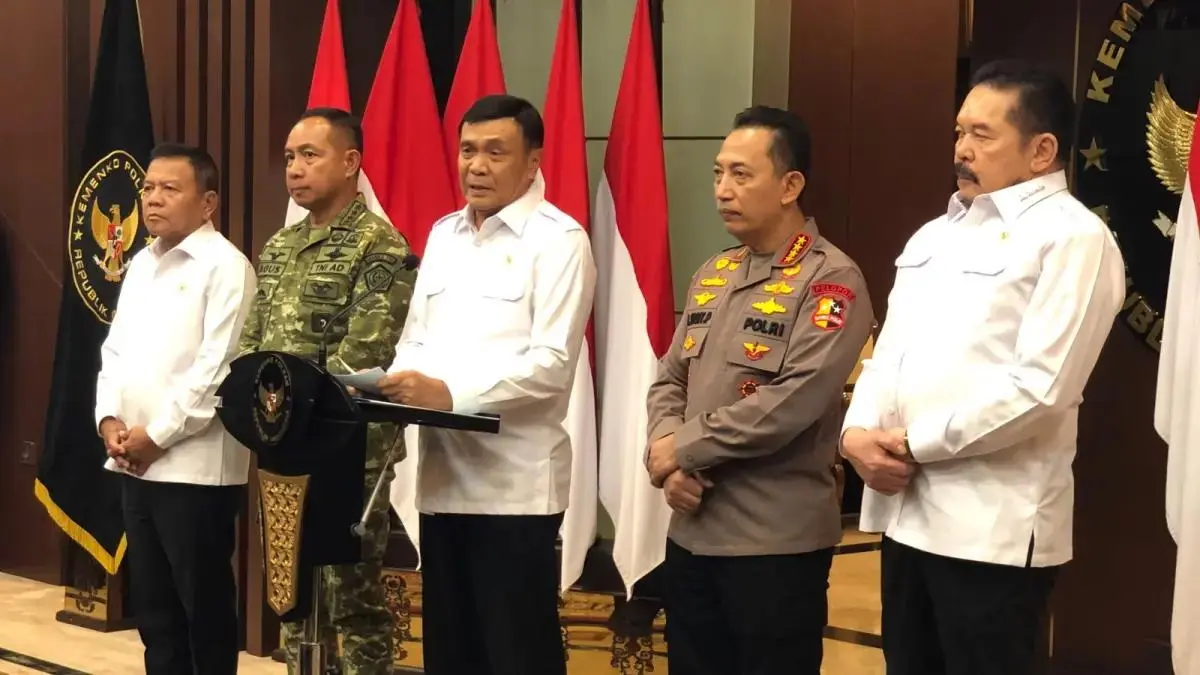 DIKUMPULKAN: Menko Polkam, Djamari Chaniago bersama kapolri, panglima TNI, jaksa agung, dan kepalaBIN menyampaikan keterangan terkait dengan situasi kamtibmas Agustus 2026, di Jakarta. (Foto: Sahrul Yunizar/Jawa Pos)