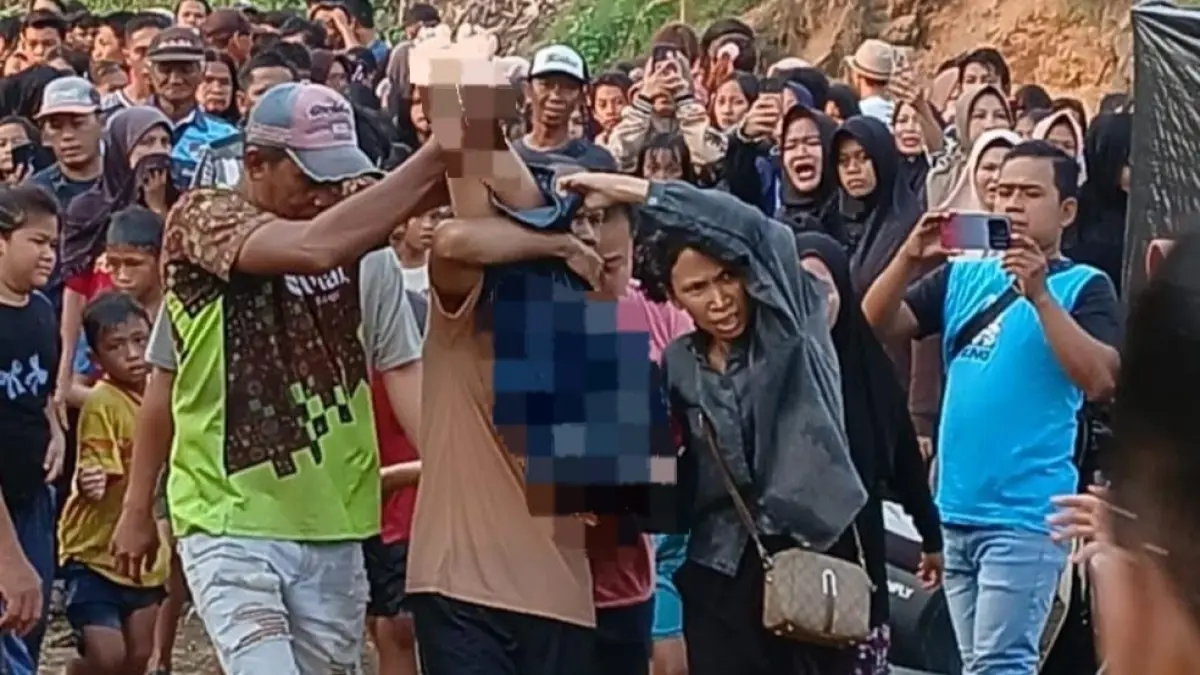 EVAKUASI: Relawan bersama warga mengevakuasi jasad korban kebakaran menuju kamar pemulasaraan jenazah RSUD Ulin Banjarmasin untuk pemeriksaan lebih lanjut. (Foto: Maulana/Radar Banjarmasin)
