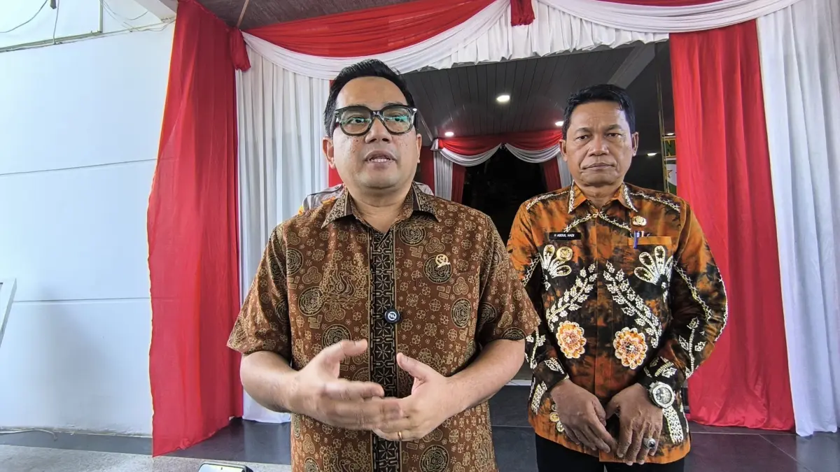 KABAR BAIK: Ketua Komisi II DPR RI Muhammad Rifqinizamy Karsayuda saat memberikan penjelasan mengenai kepastian pemerintah pusat mengambil alih pembayaran gaji PPPK daerah. (M Dirga/ Radar Banjarmasin)